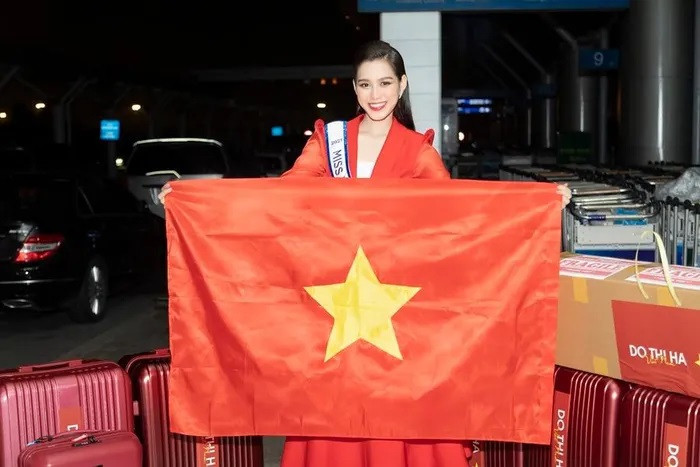 Đỗ Thị Hà khóc chia tay gia đình lên đường thi Hoa hậu Thế giới 2021